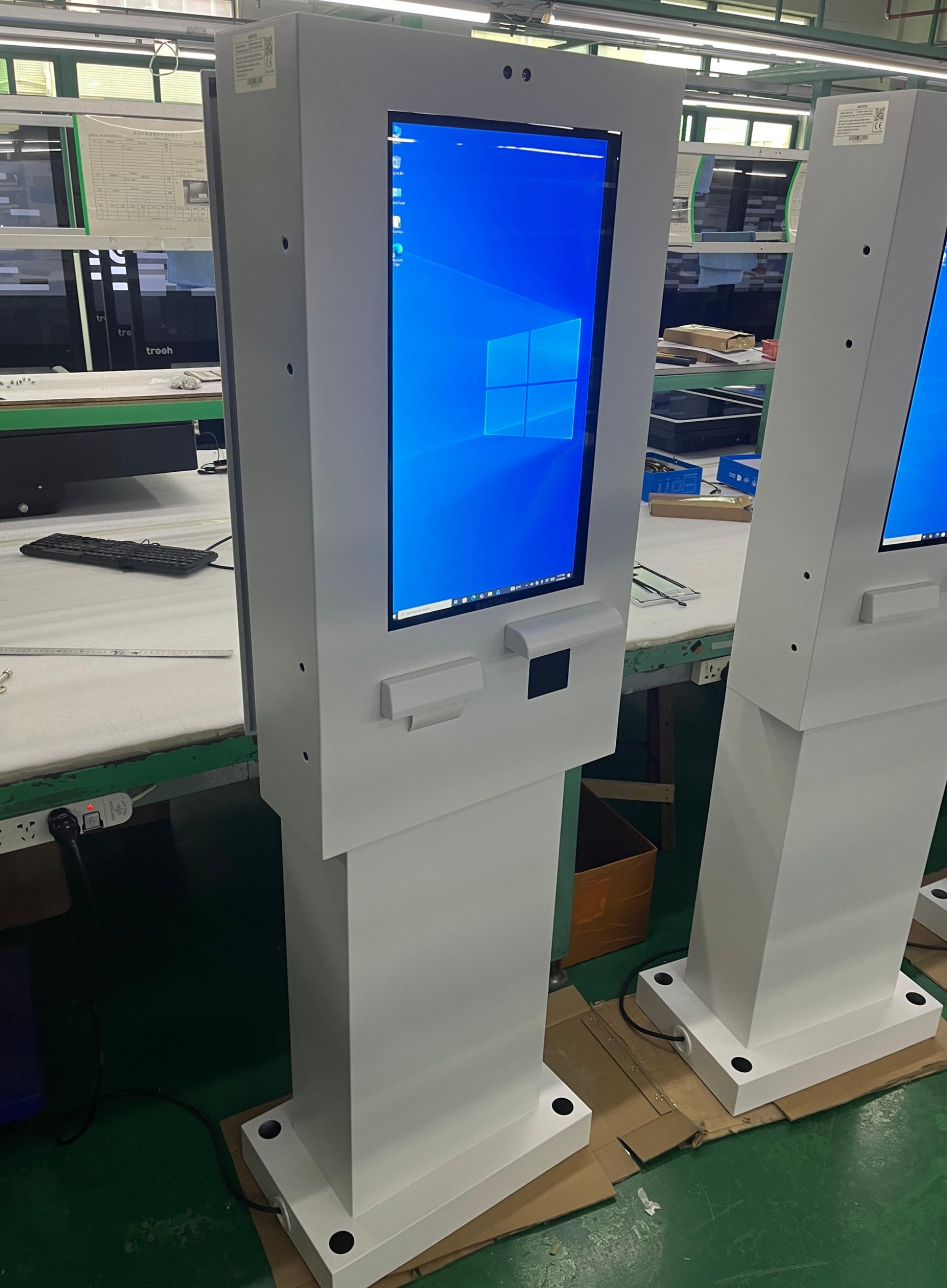 Linea di produzione: totem 32 pollici in fase di collaudo