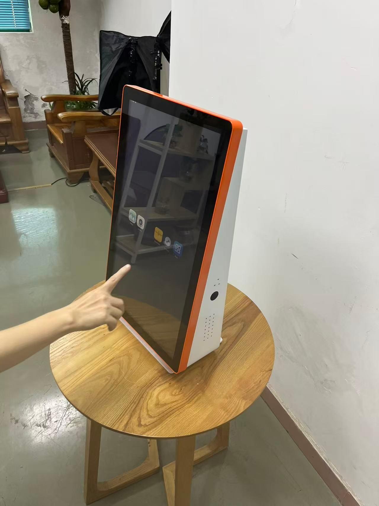 Totem 32 pollici a parete tenuto in mano prima del montaggio: bordo arancione a scelta